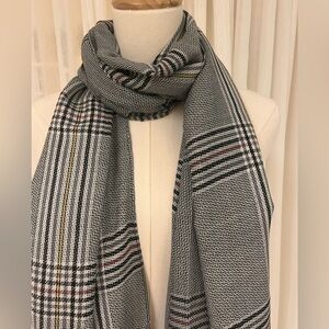 Scarf/Pashmina/wrap NWT striped pattern  size 27“ x 72“ scarf is very versatile.